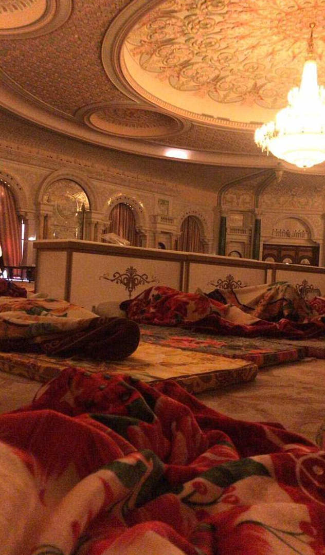 Φωτογραφία της Daily Mail που δείχνει τους δισεκατομυριούχος να κοιμούνται στο πάτωμα του ξενοδοχείου Rizt Carlton. 